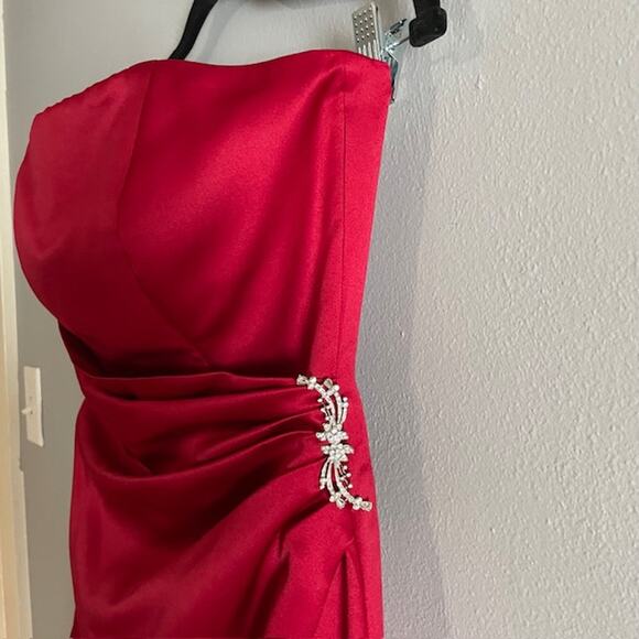 David's Bridal Red Satin Strapless Glamorous Size 6 Wedding Bridesmaid Prom Gala - Picture 10 of 11